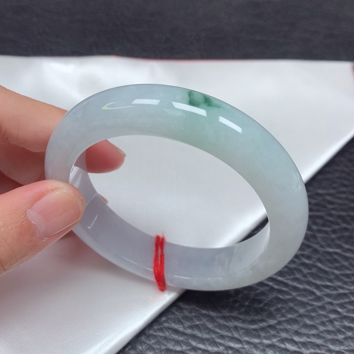 翡翠手镯未镶嵌。