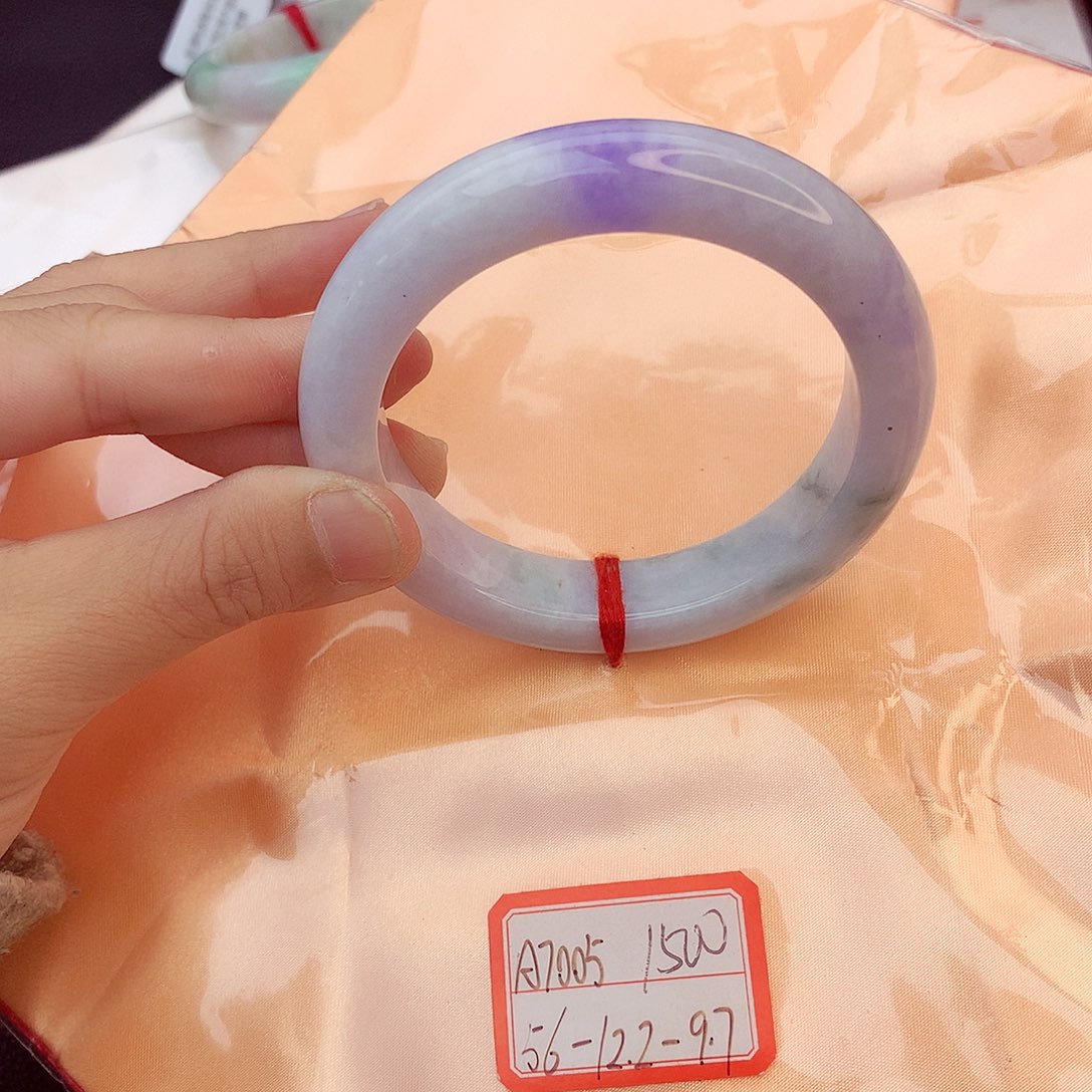 翡翠手镯未镶嵌翡翠