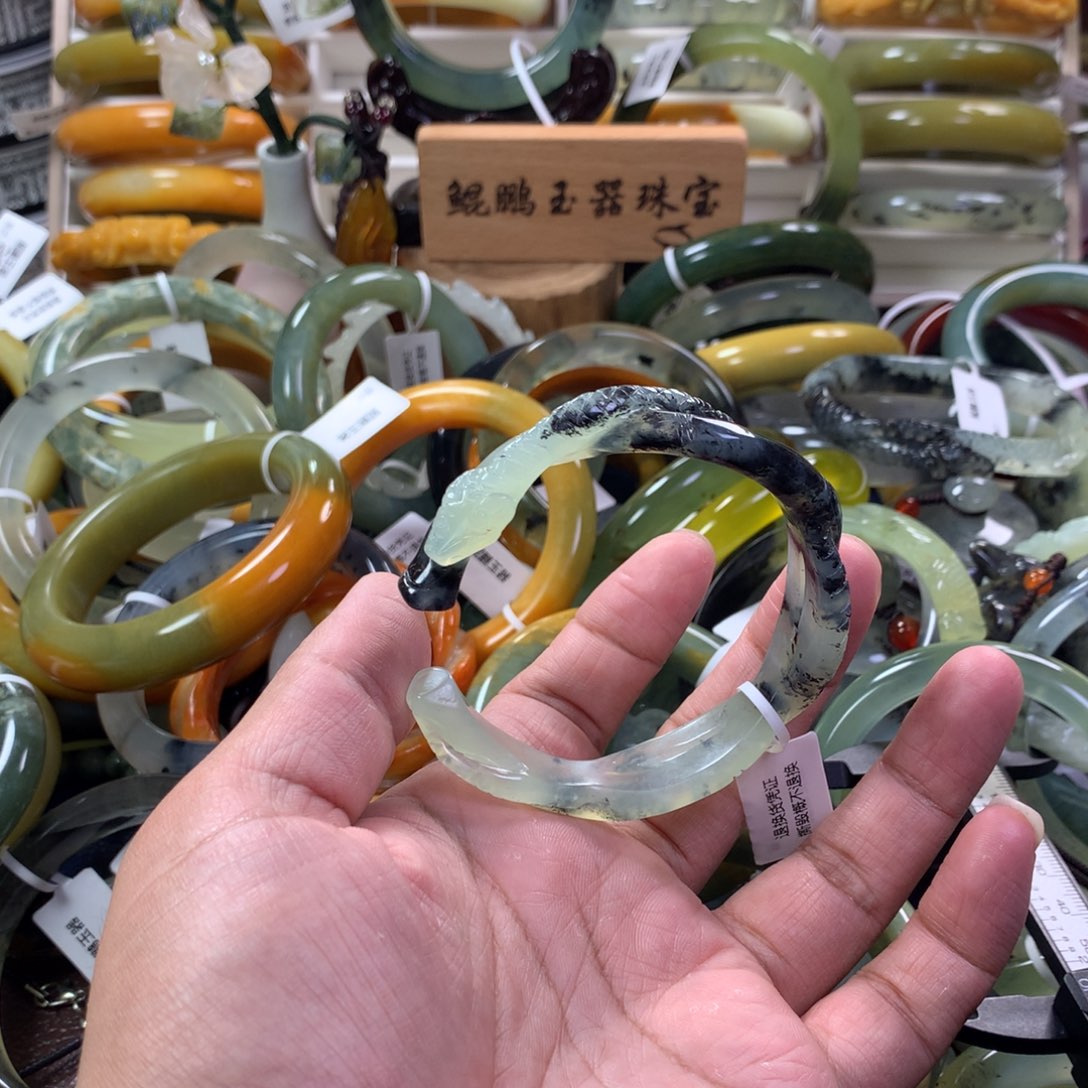 蛇纹石玉手镯未镶嵌海**星