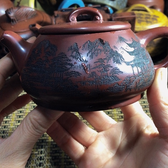 紫砂茶壶原矿泥料手工制作紫砂壶。