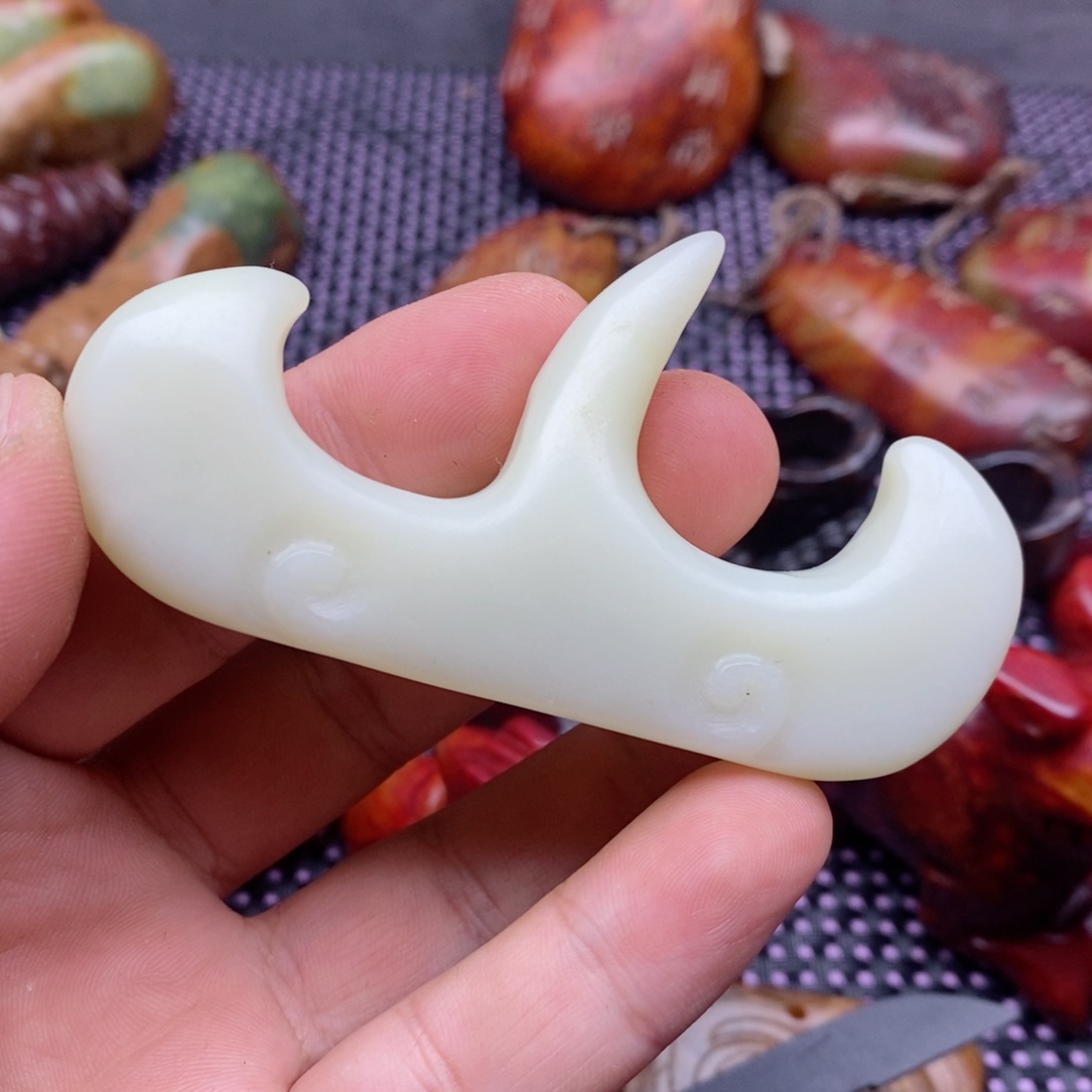 蛇纹石玉颈饰未镶嵌