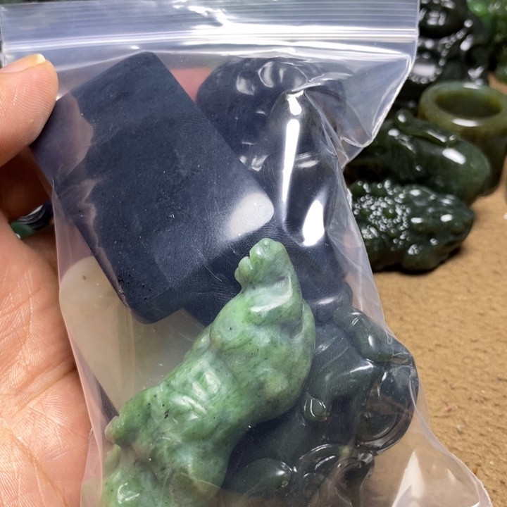 邢***昂和田玉未镶嵌颈饰