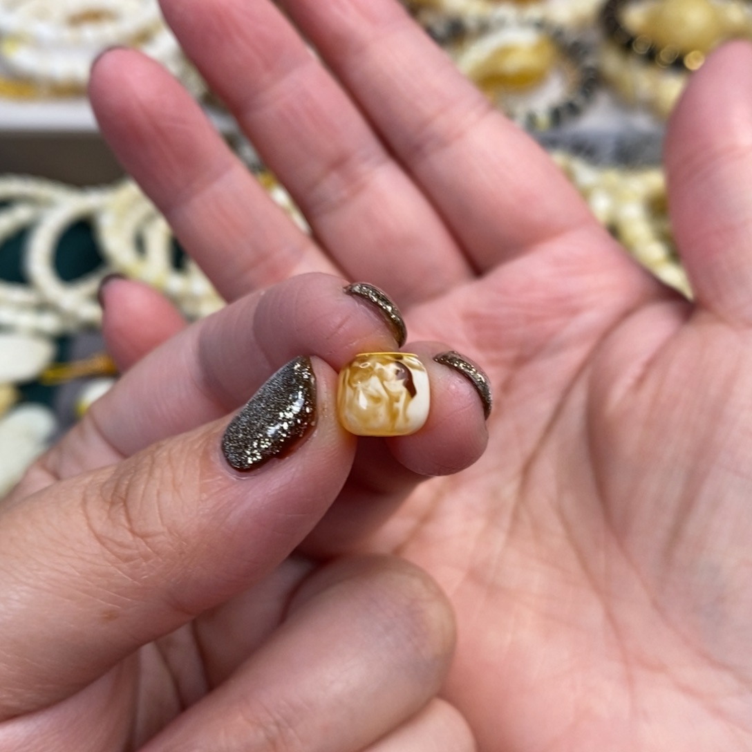 琥珀裸石未镶嵌金漆白老型单珠9×8