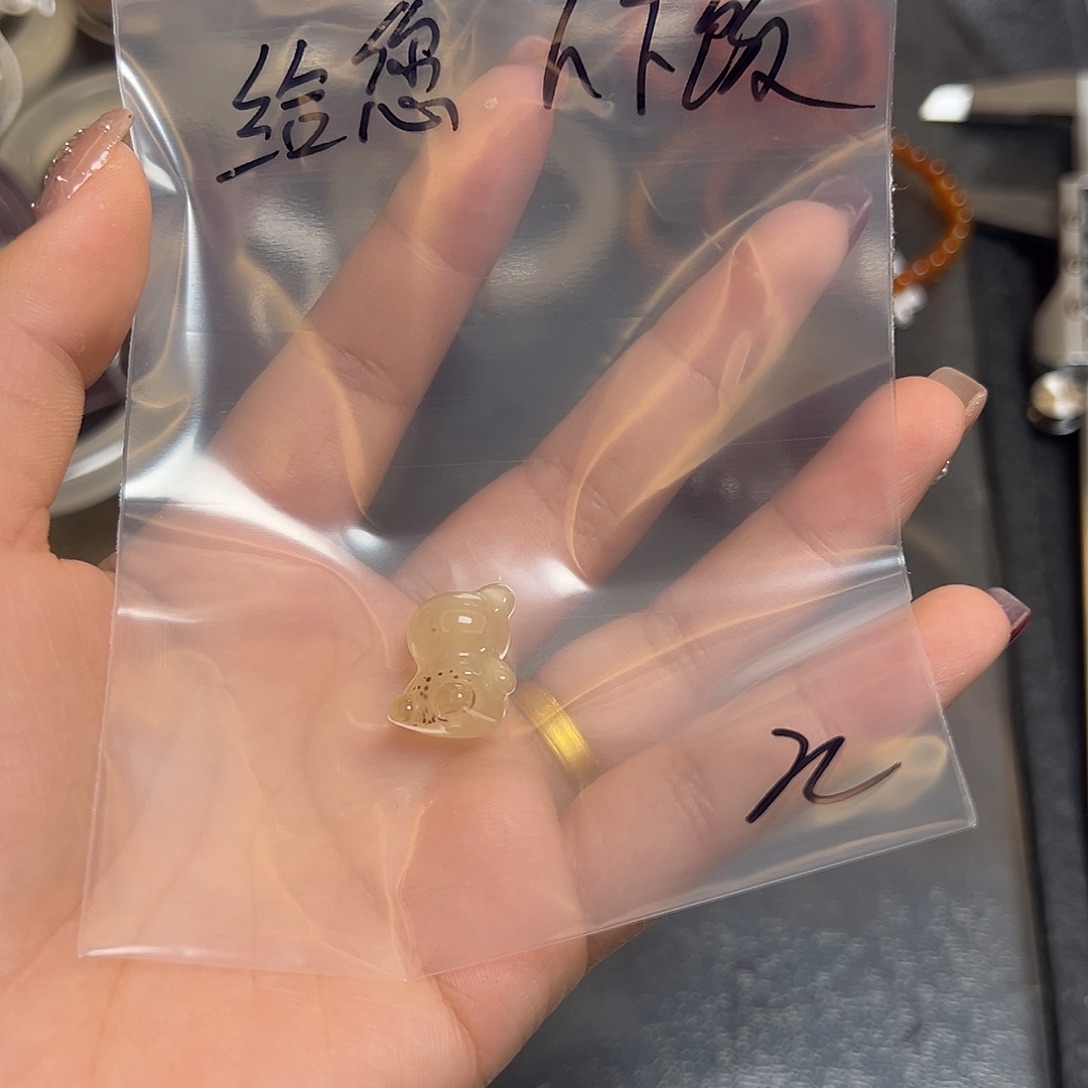 给***饭玛瑙/玉髓未镶嵌珠宝半成品