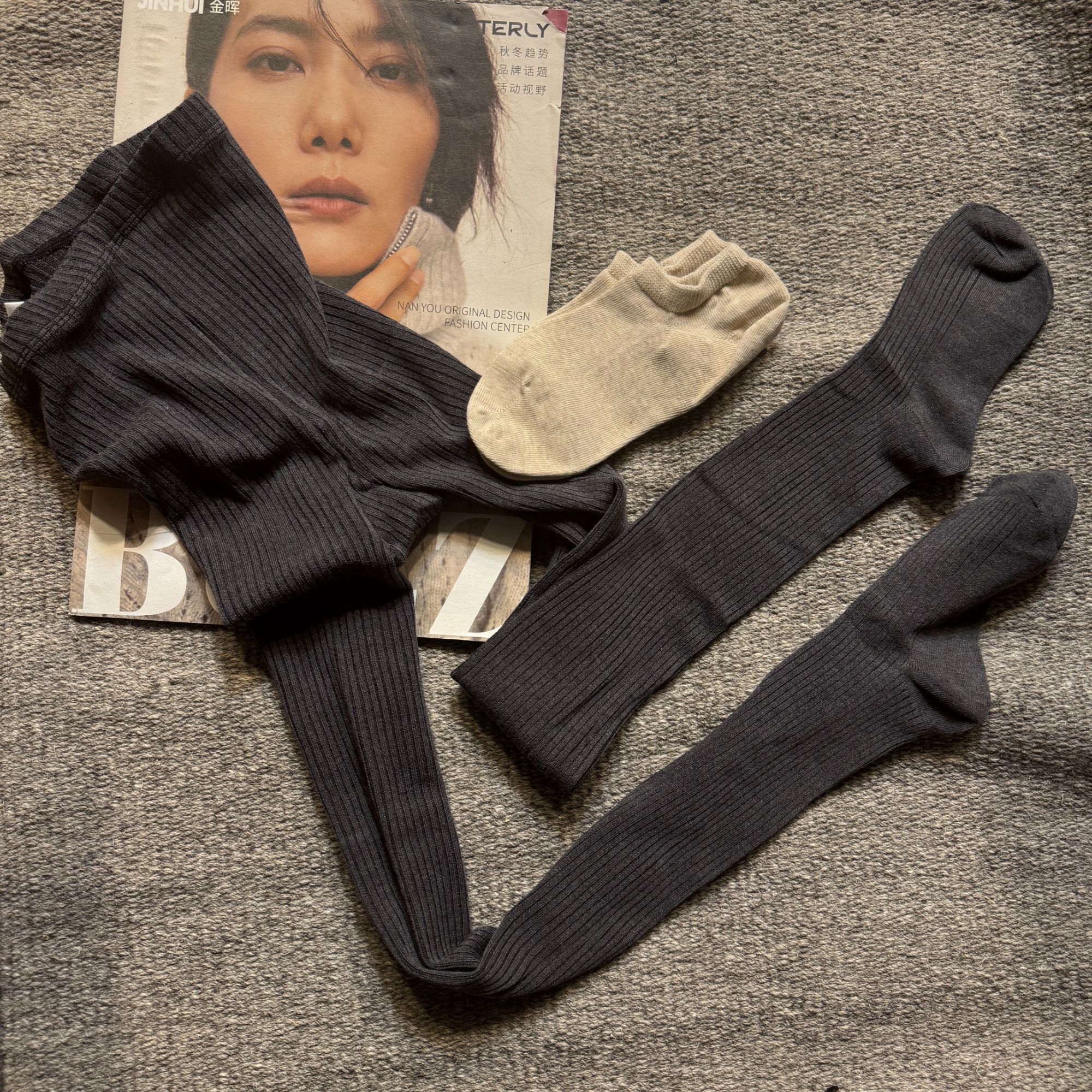 保暖深灰发热裤+米色袜子