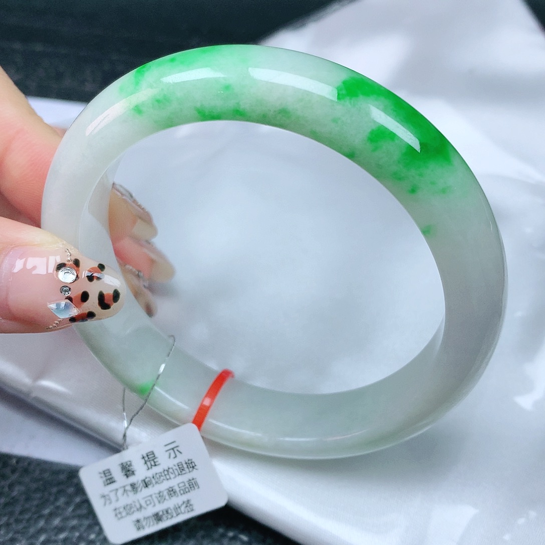 翡翠手镯未镶嵌56圈