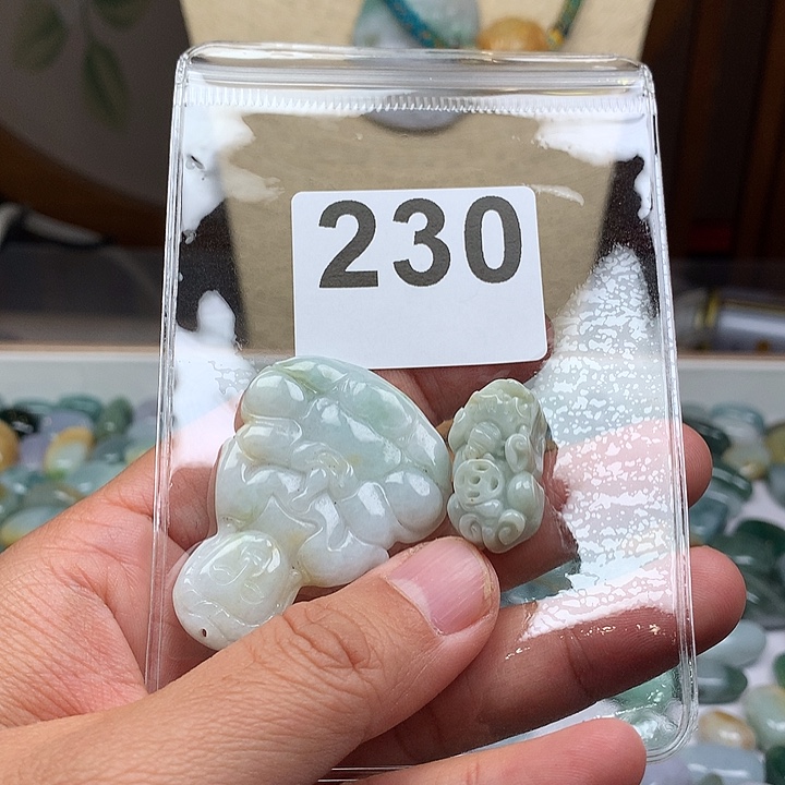 翡翠颈饰未镶嵌贝***?翡翠