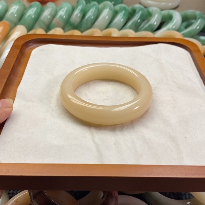 倚***天石英质玉未镶嵌手镯