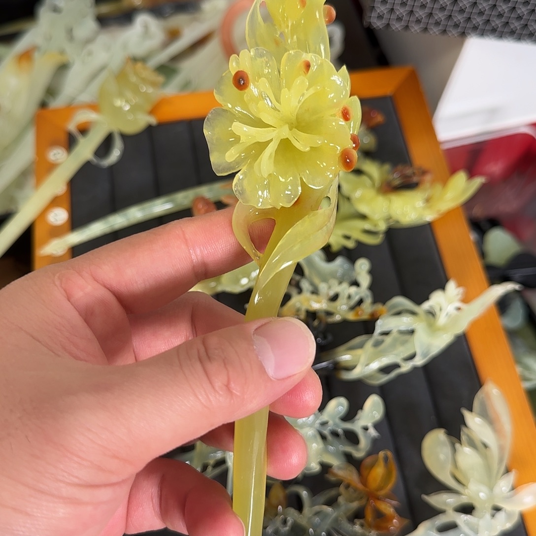 钟***卿未镶嵌蛇纹石玉发饰
