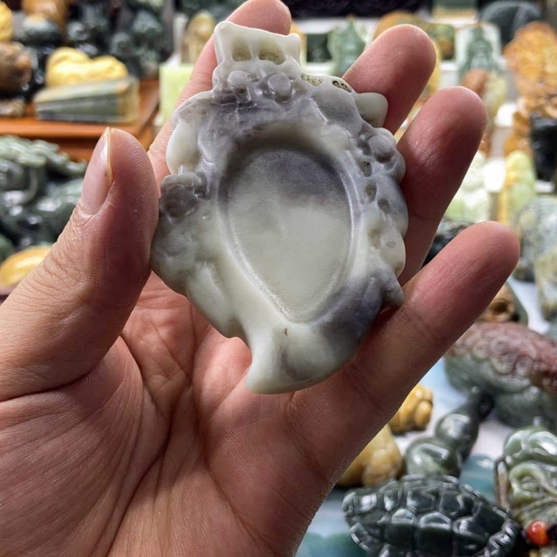 和田玉未镶嵌把件