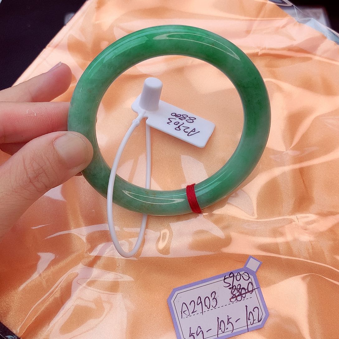 翡翠手镯未镶嵌翡翠