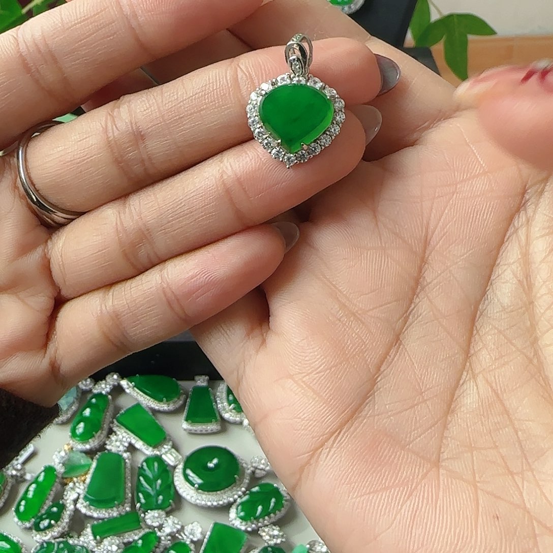 翡翠颈饰银S925镶嵌吊坠