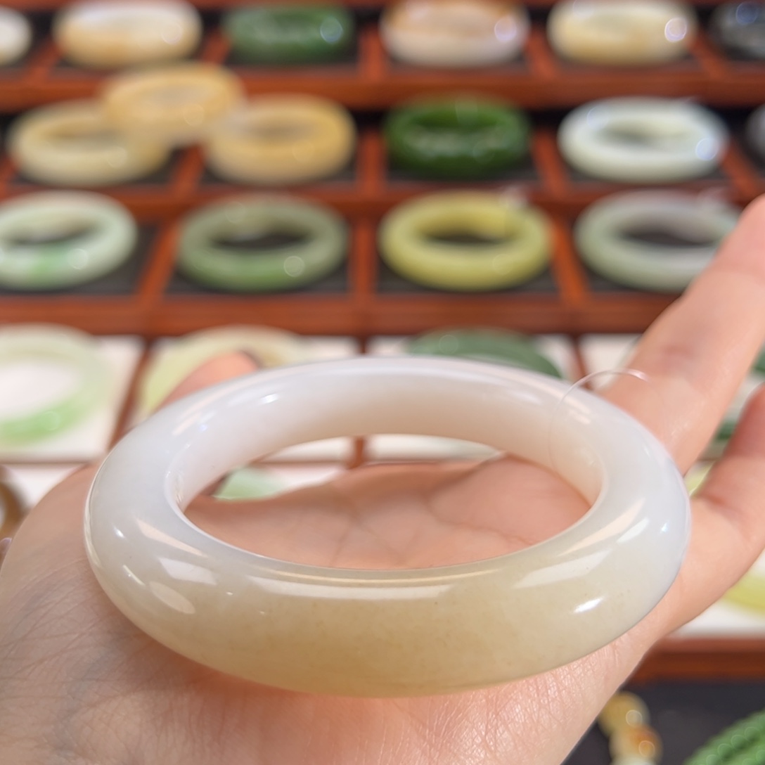 和田玉（糖玉）未镶嵌手镯一抹桂花糖