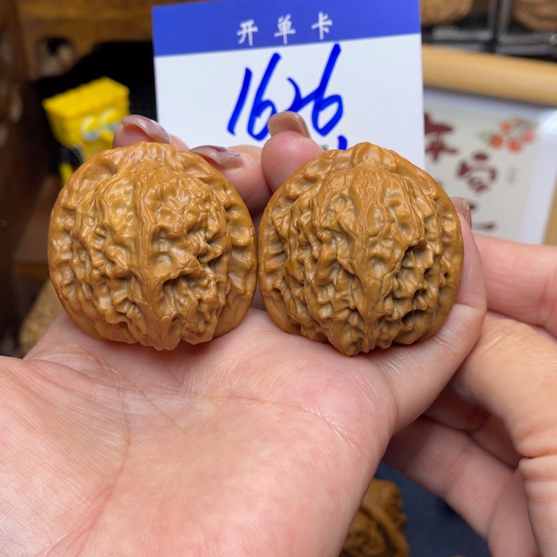 桃核把件金麒麟42李。   