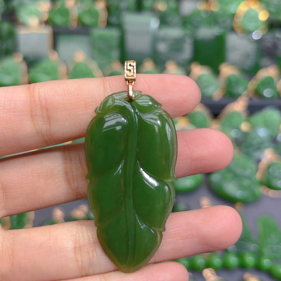 颈饰18K金镶嵌和田玉（碧玉）