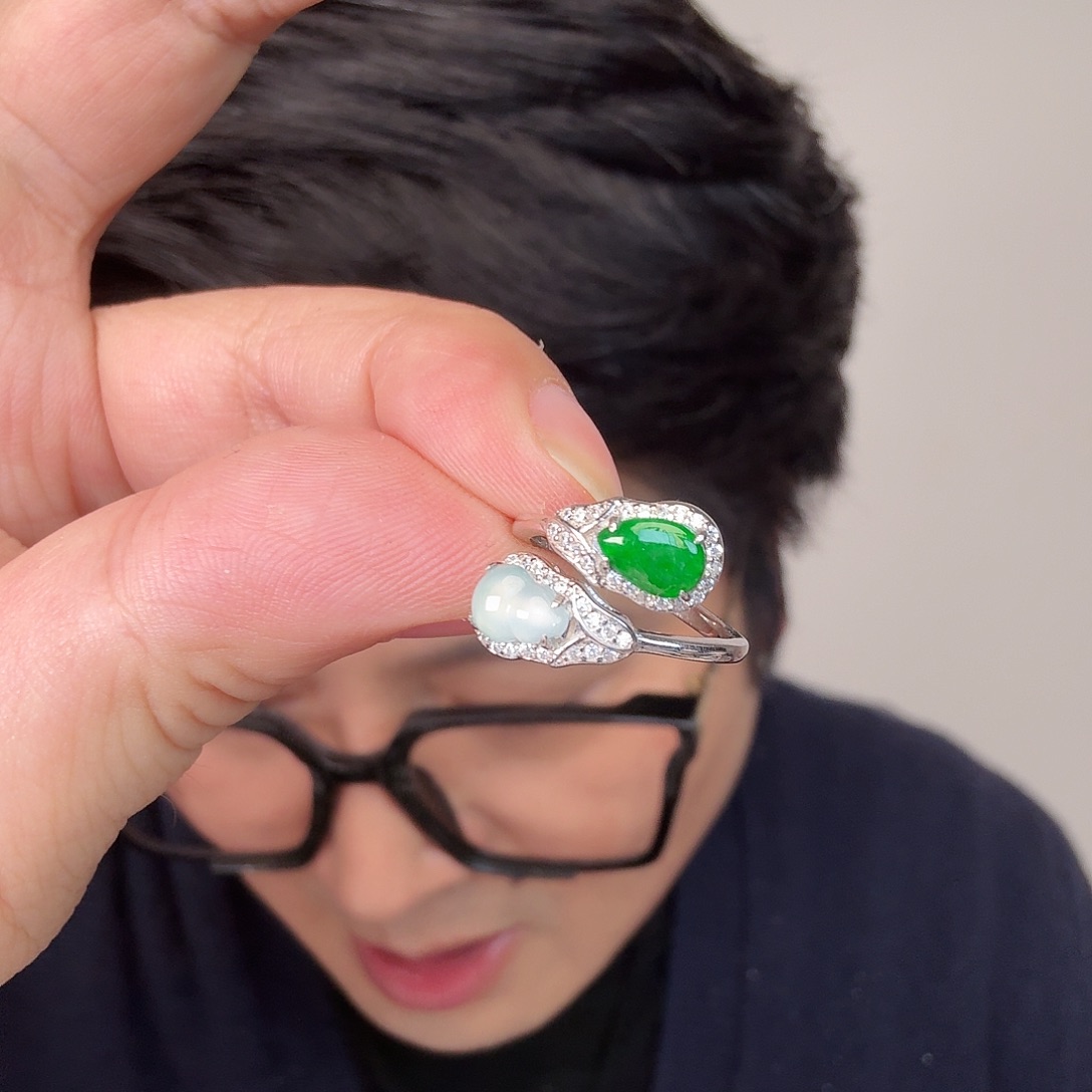 翡翠未镶嵌颈饰一件