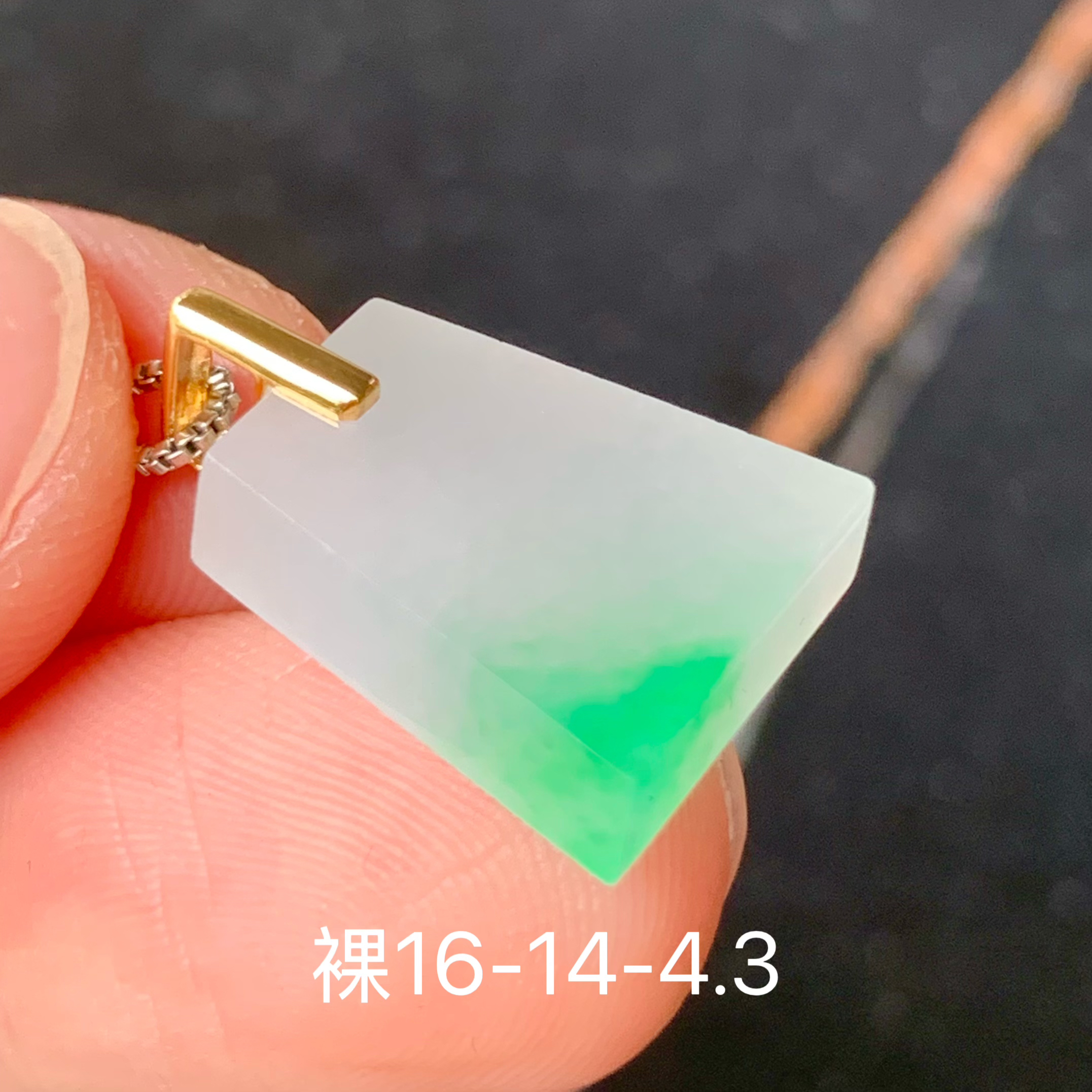 冰绿无事牌天然翡翠吊坠 镶嵌精致 女生配饰