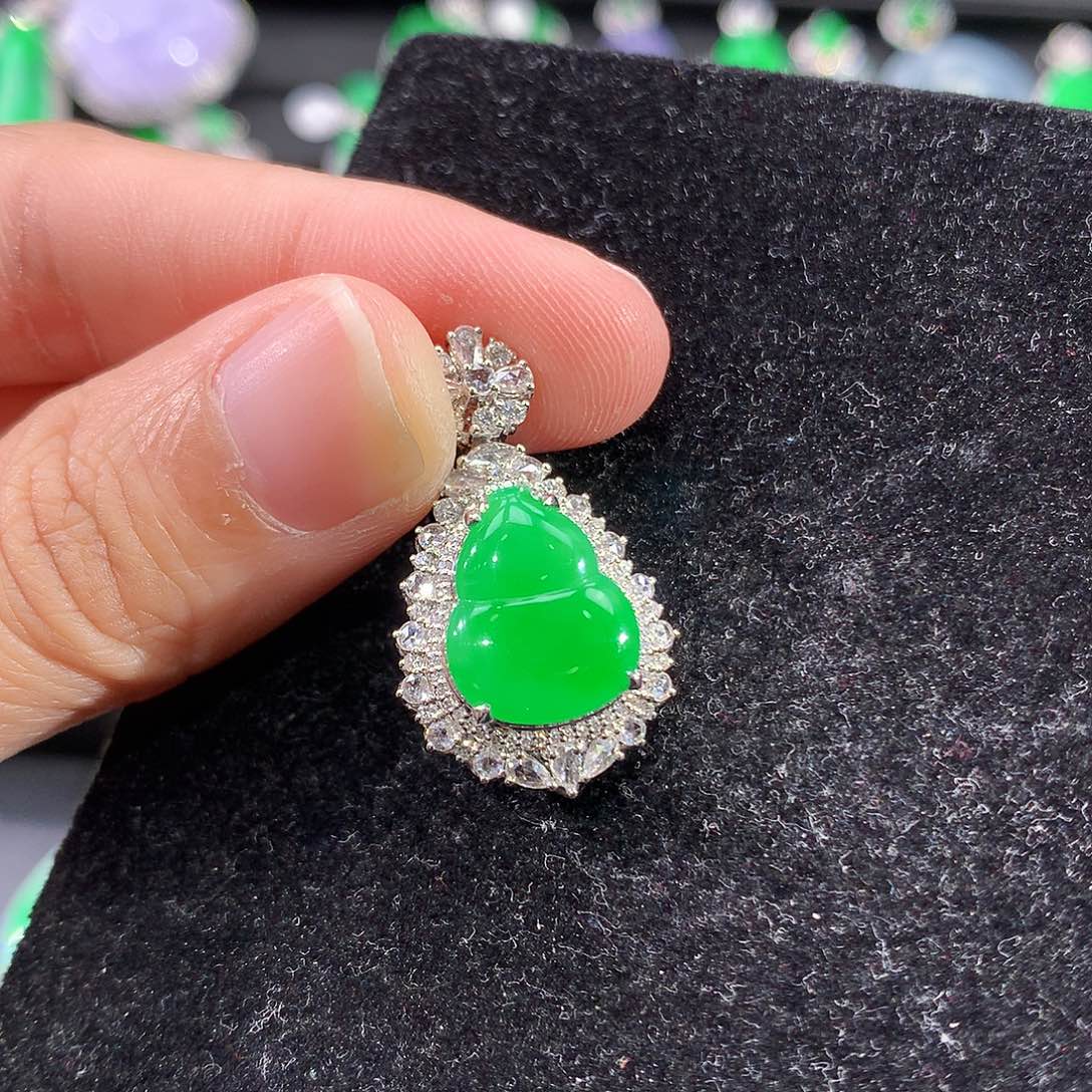 翡翠18K金镶嵌颈饰