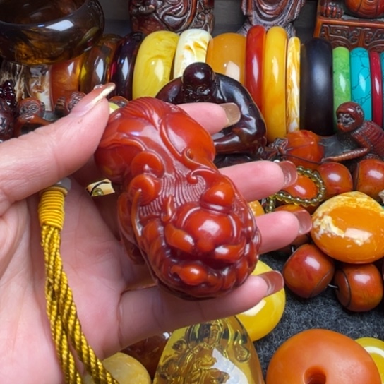 琥珀手串未镶嵌张**。蜜蜡