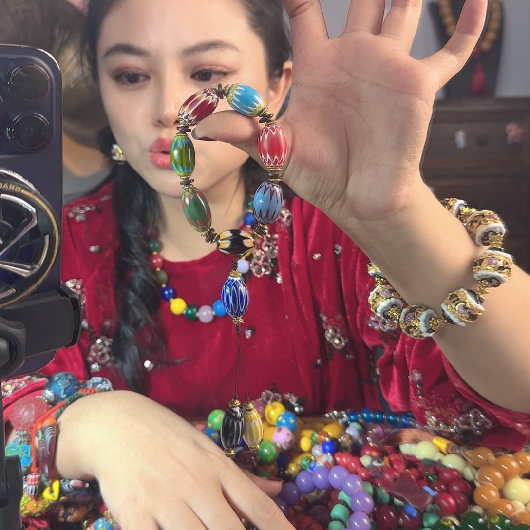 玻璃颈饰老琉璃的故事是一个人的故事