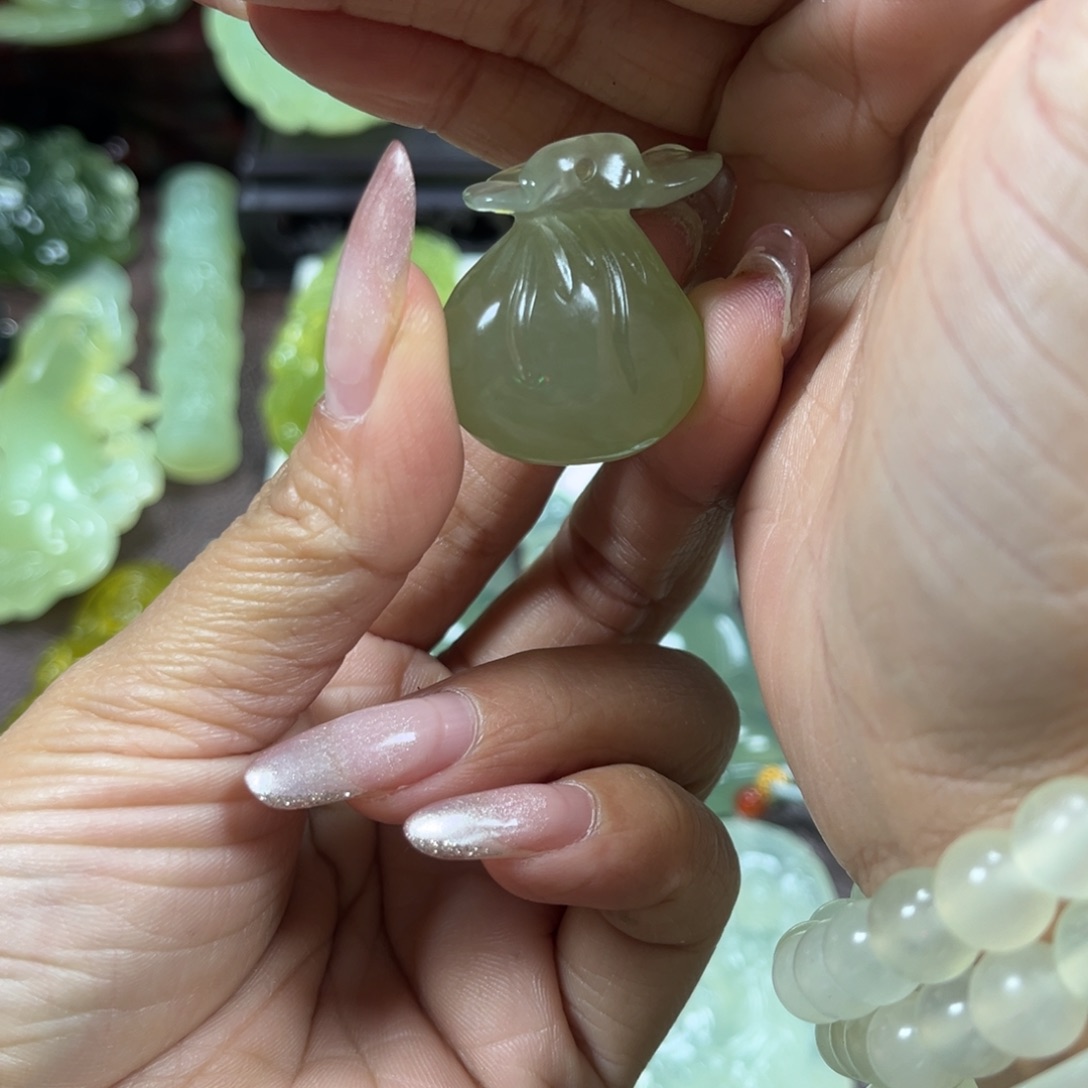 蛇纹石玉未镶嵌颈饰