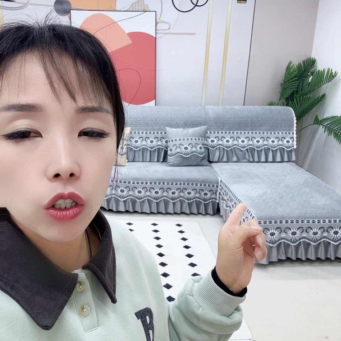 鹅绒灰色坐垫240的两个