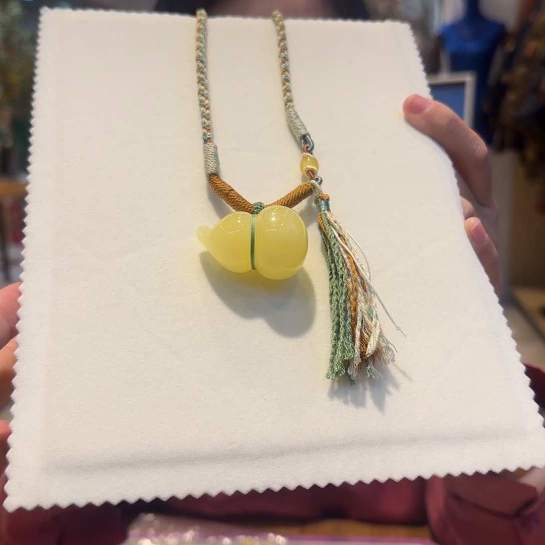 蜜蜡颈饰未镶嵌，