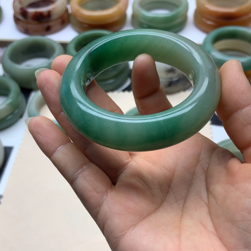 【闪购商品】未镶嵌手链石英岩玉年**岁