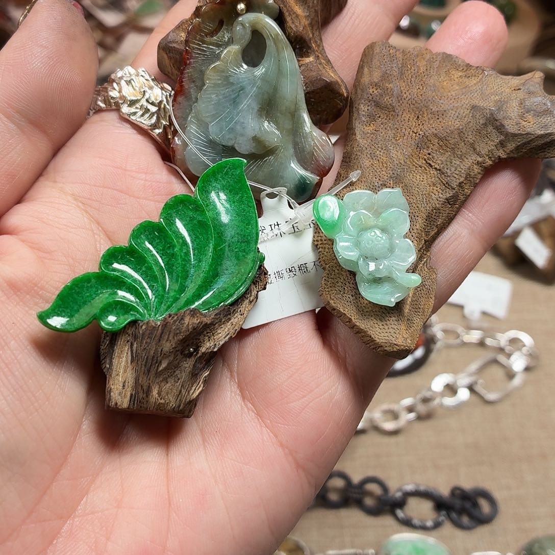 温***度木质只买单纯的吊坠，没带链子，属的性质。木质玉石镶嵌牌牌