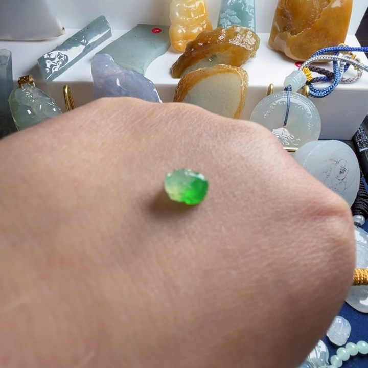 兰***兰翡翠未镶嵌颈饰天然翡翠