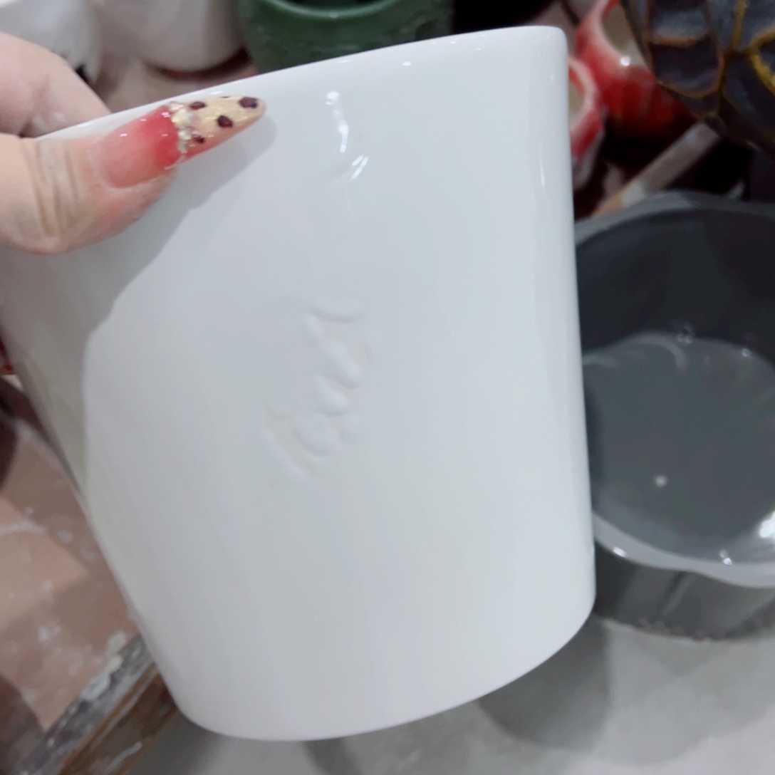 有孔，陶瓷花盆满10米包邮发货。微瑕介意慎拍