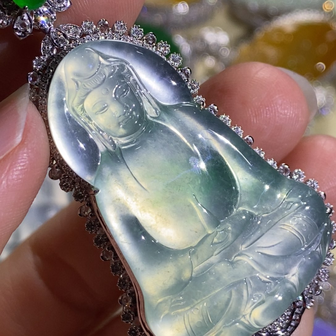 翡翠18K金镶嵌颈饰观音