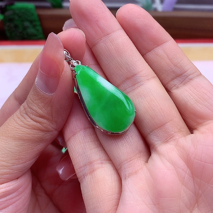 翡翠颈饰18K金镶嵌翡翠