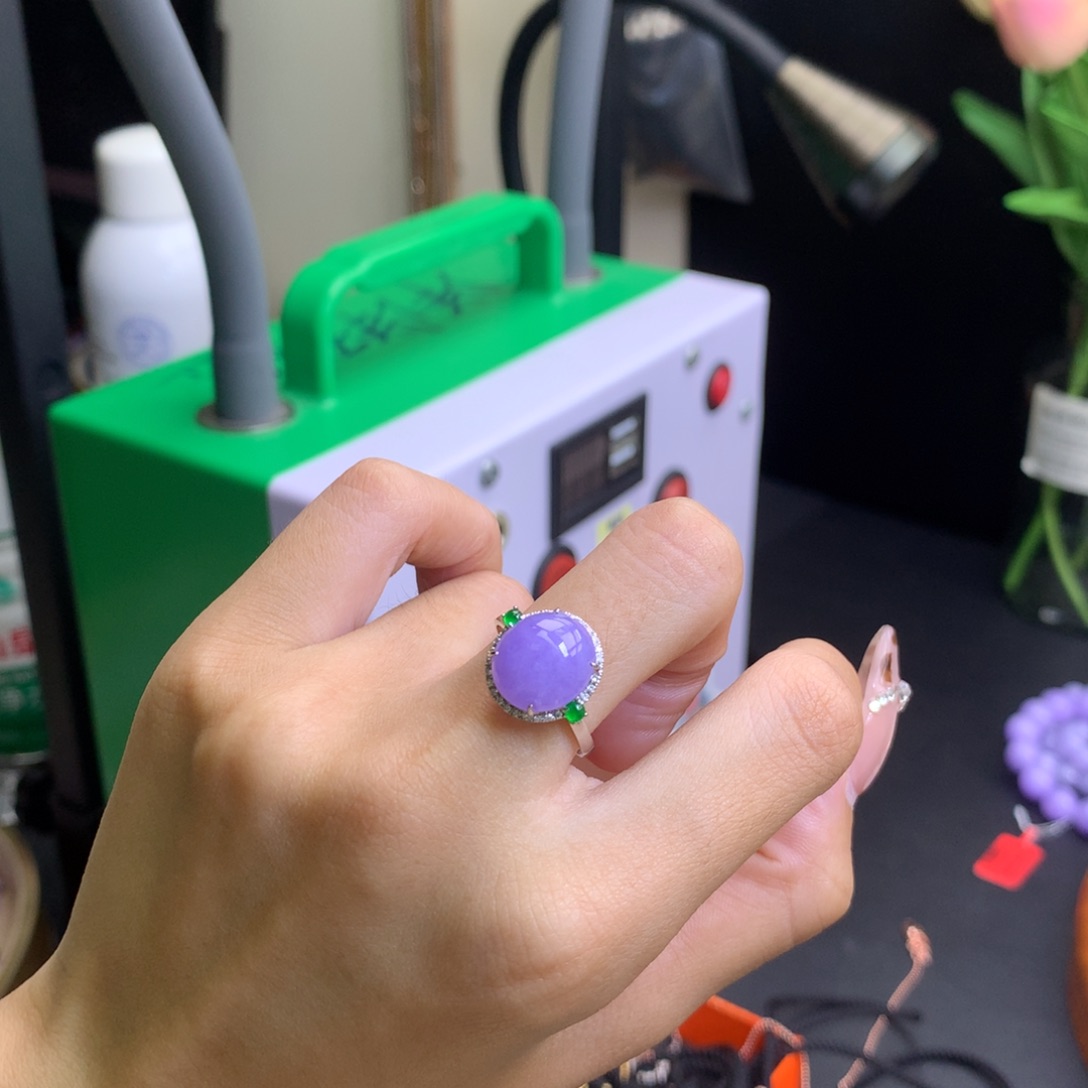 芝***马翡翠18K金镶嵌颈饰