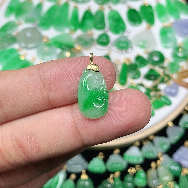 翡翠18K金镶嵌颈饰精美缅料飘阳绿饱满小如意