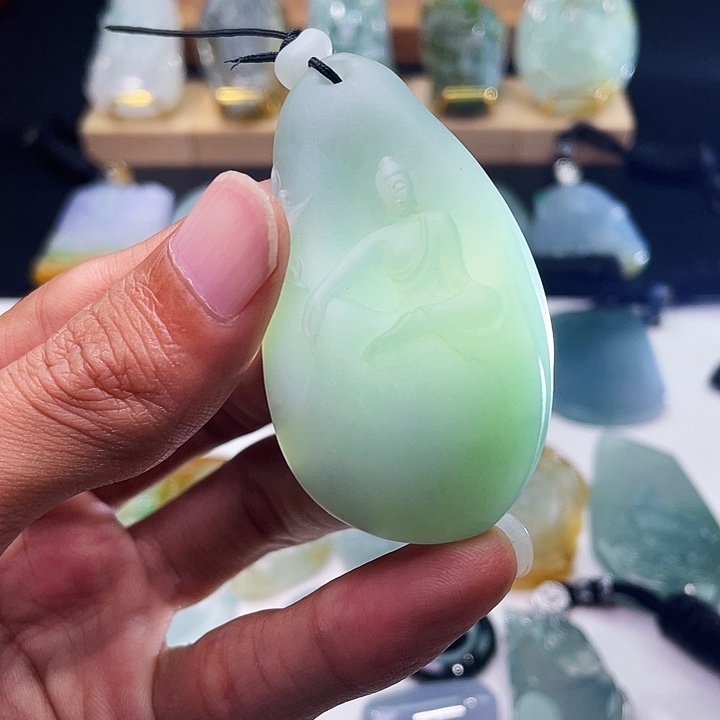 颈饰未镶嵌翡翠自在观音胶块翡翠