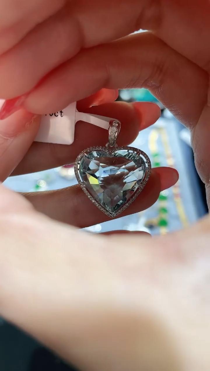 18K金镶嵌海蓝宝石吊坠爱心款