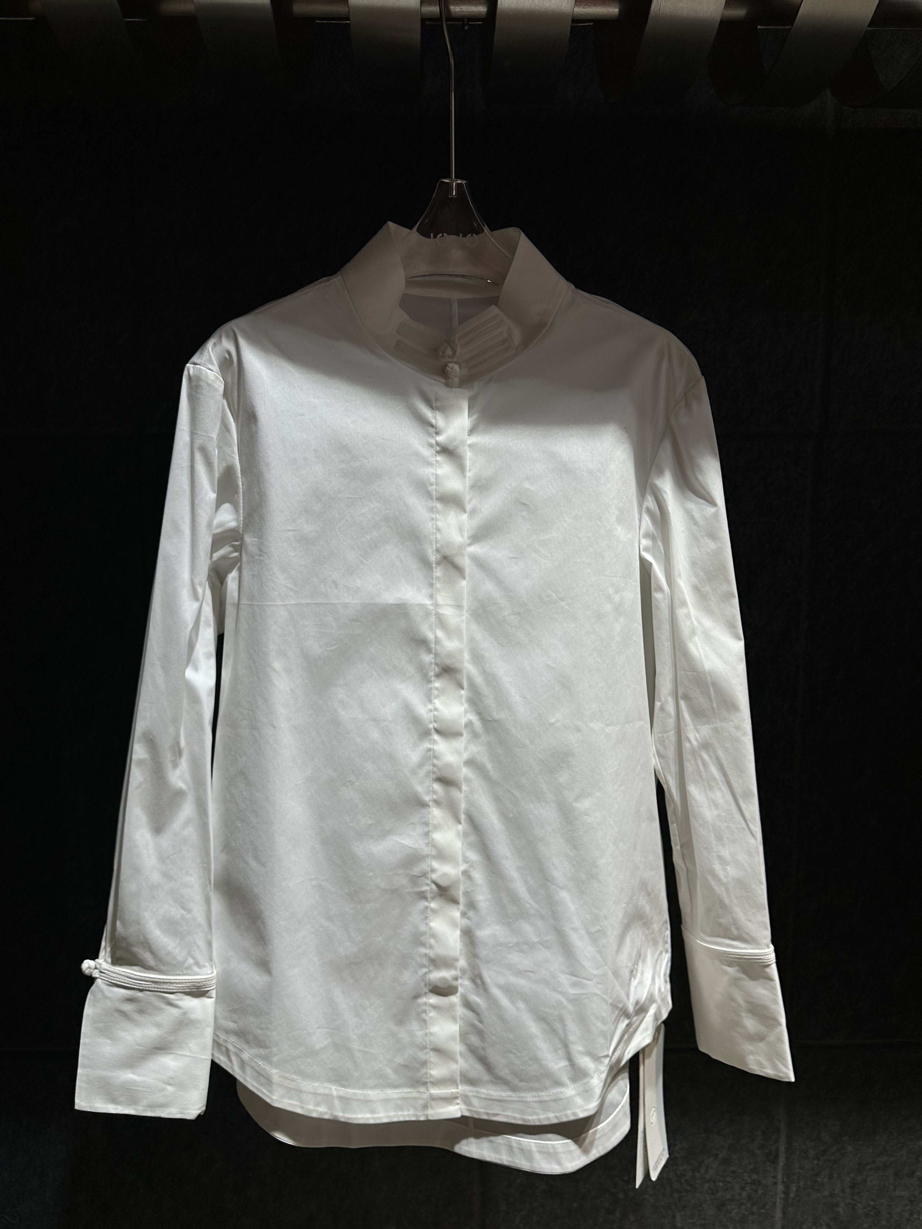 LA MAISON JADE玉琼立领叠扣白色棉衬衫