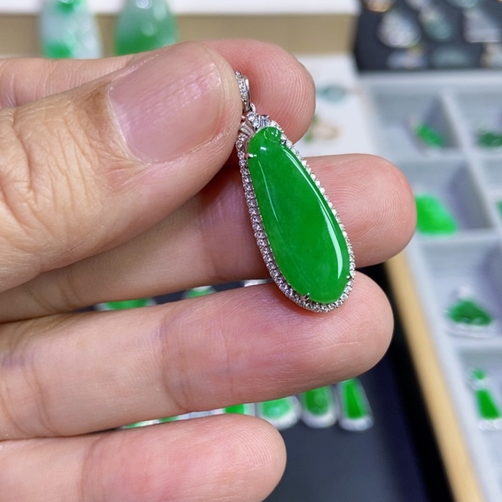 S***u翡翠18K金镶嵌颈饰