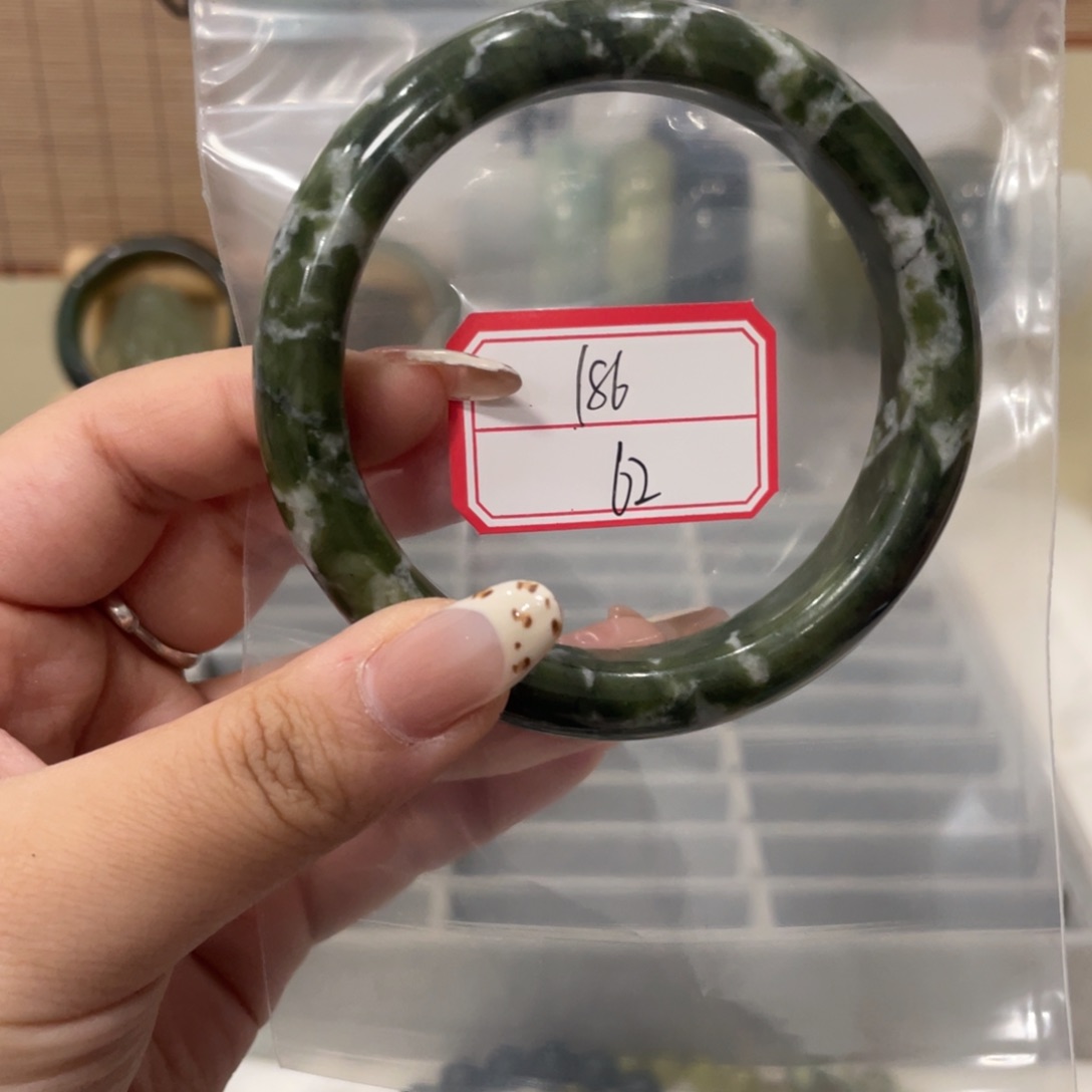 蛇纹石玉手镯未镶嵌