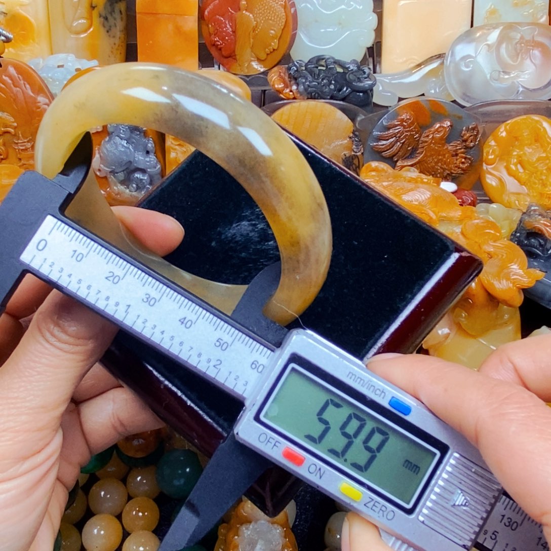 石英质玉（黄龙玉）颈饰未镶嵌