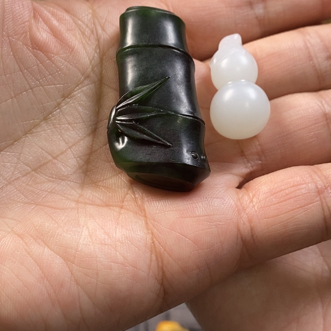 李***喵和田玉未镶嵌颈饰