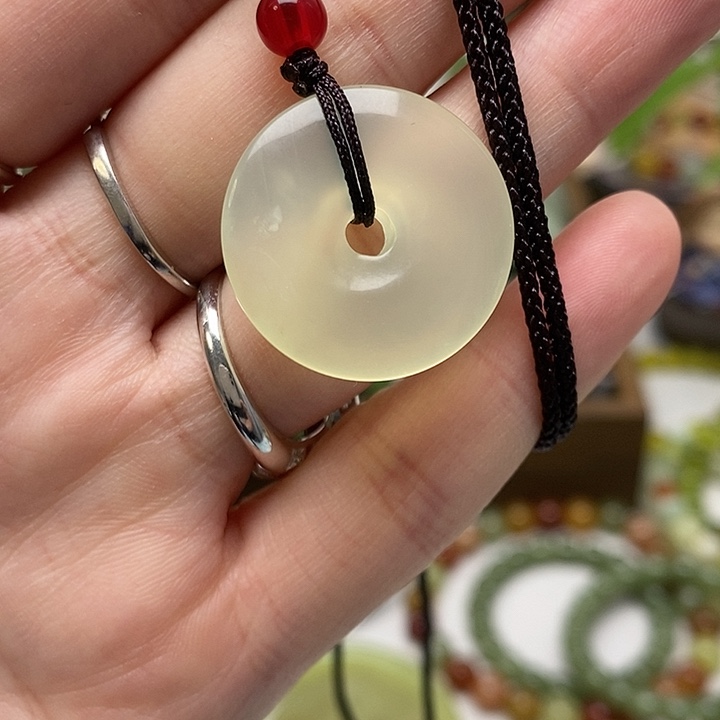 蛇纹石玉颈饰未镶嵌