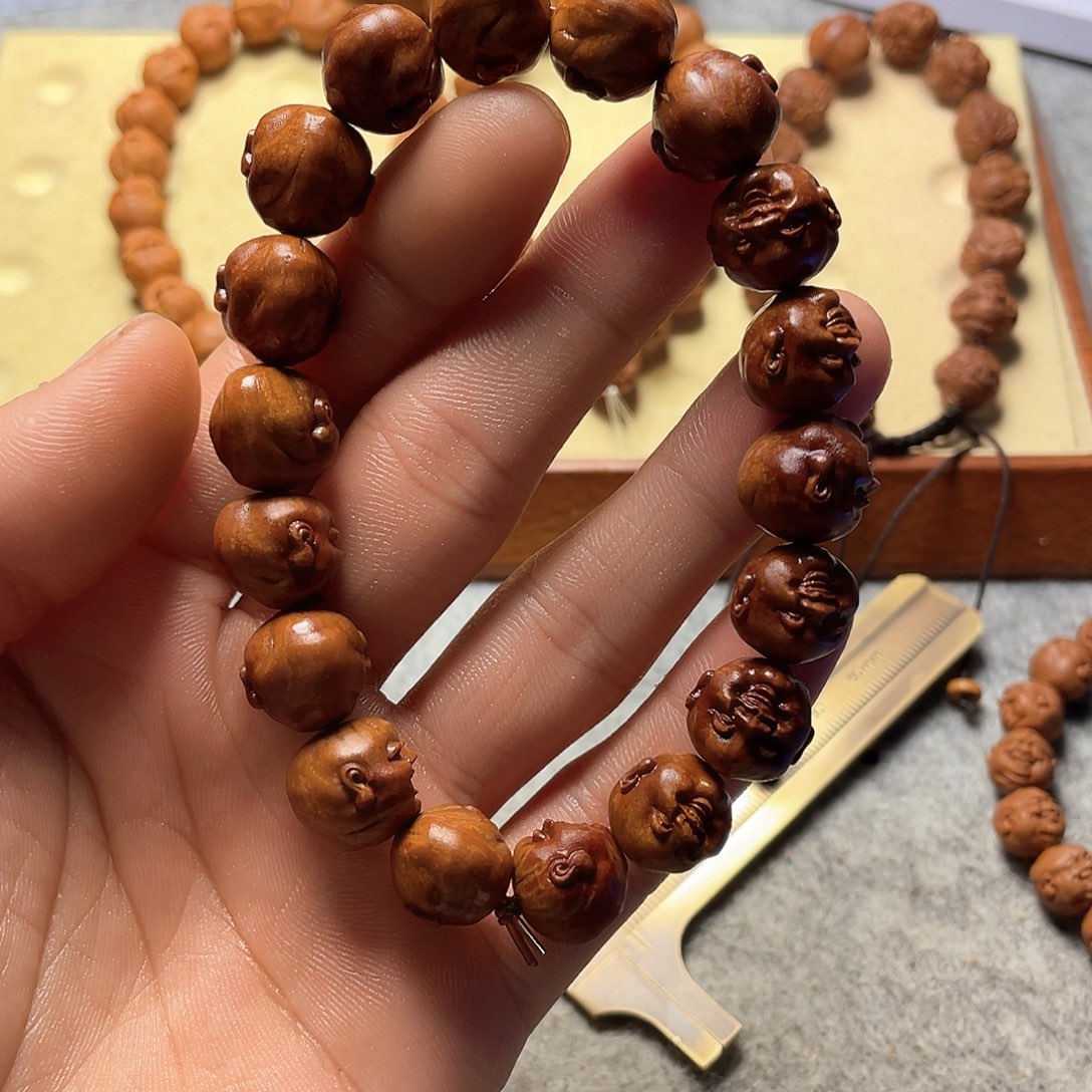 龙纹桃核雕刻笑佛（非全品）