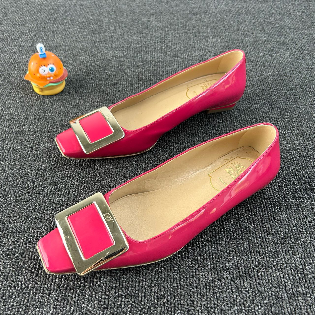 95新 Roger Vivier/罗杰·维威耶 红色方扣平底鞋 尺码：35 HB1754