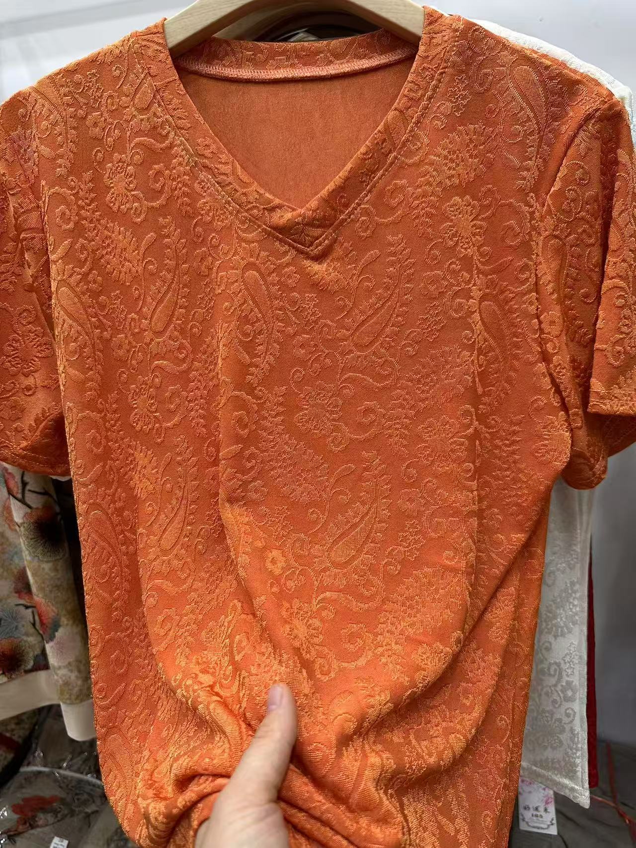 恒鑫安琵琶花V领提花短袖小衫