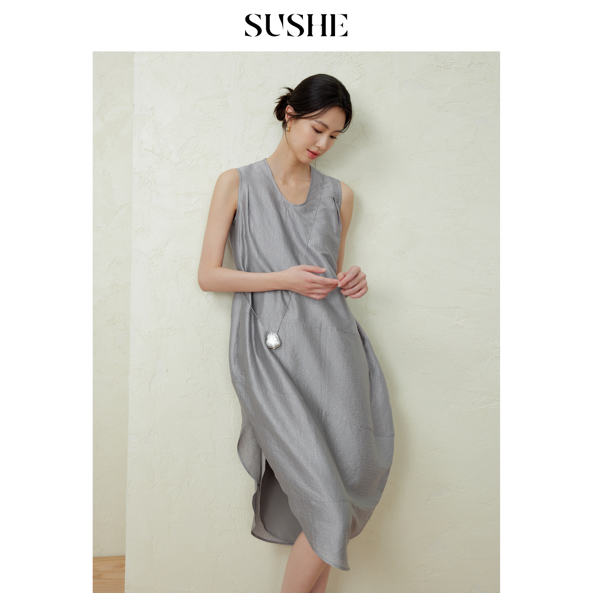 束皙SUSHE 居影 松弛感 抓皱醋酸宽松圆领无袖侧开叉无袖连衣裙女