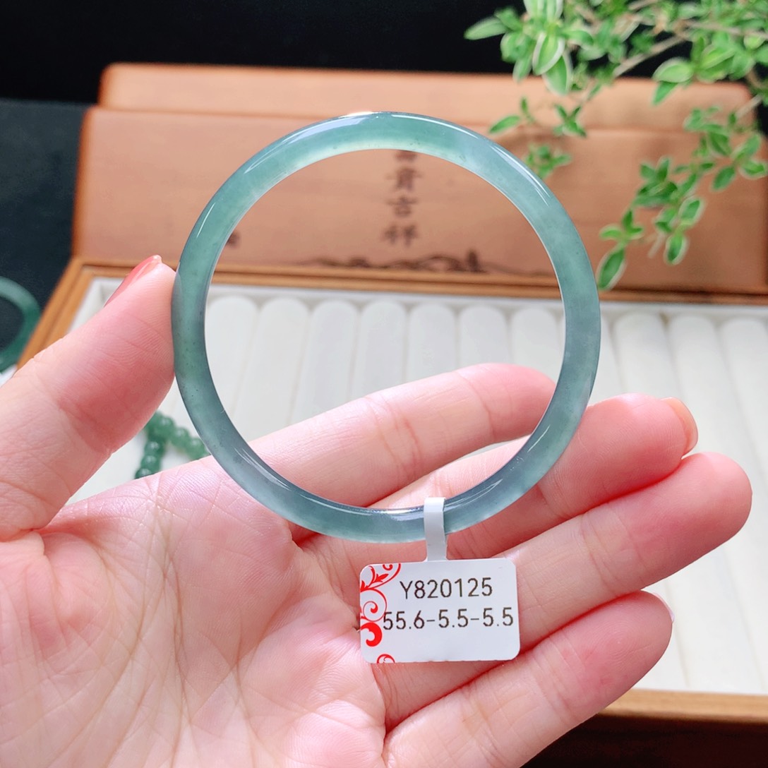 未镶嵌手镯（圆镯）翡翠