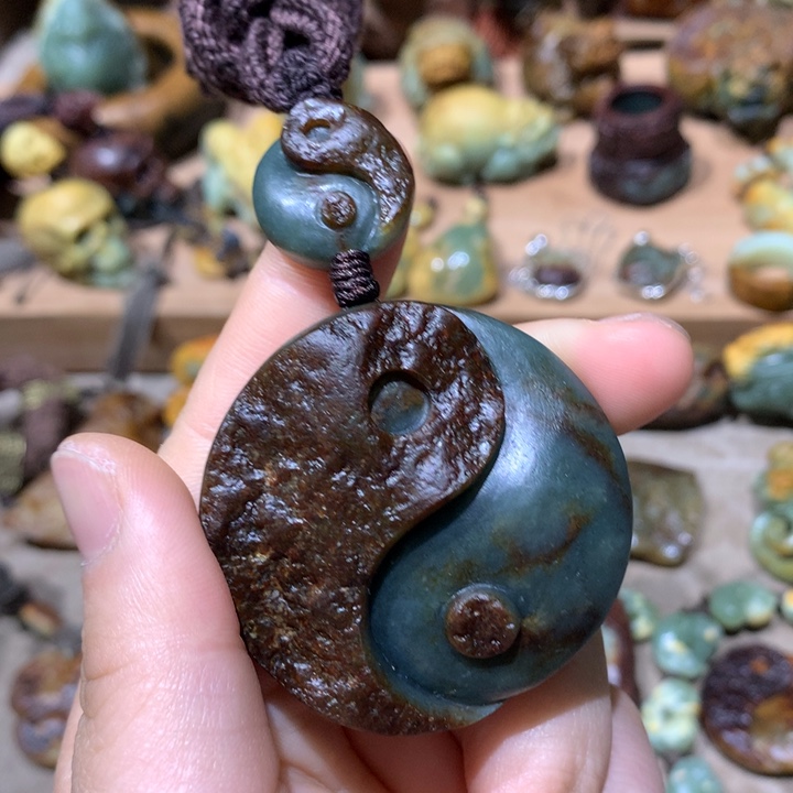 未镶嵌岫岩河磨玉（透闪石质玉）挂件锁**暗