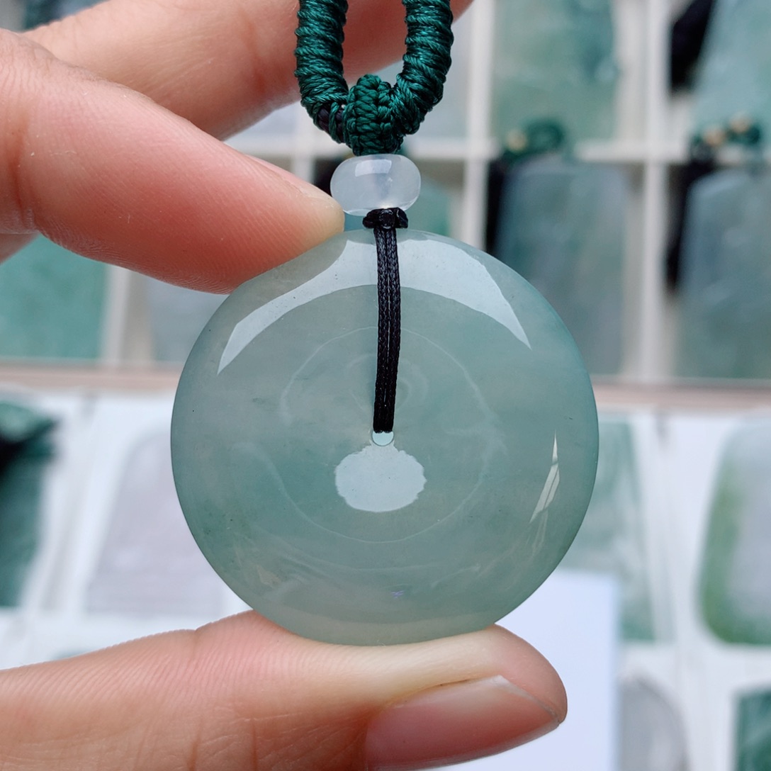 翡翠颈饰未镶嵌平安扣